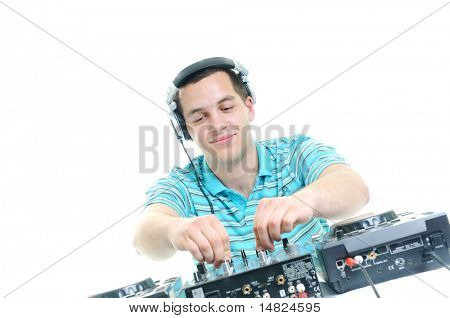 mladý dj muž se sluchátky a kompaktní disk dj zařízení