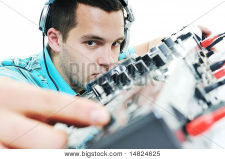 mladý dj muž se sluchátky a kompaktní disk dj zařízení