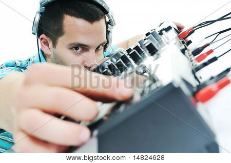 mladý dj muž se sluchátky a kompaktní disk dj zařízení