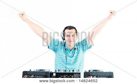 mladý dj muž se sluchátky a kompaktní disk dj zařízení