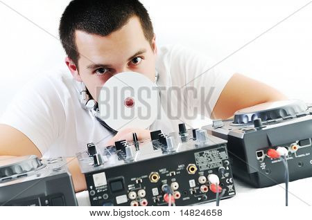 mladý dj muž se sluchátky a kompaktní disk dj zařízení