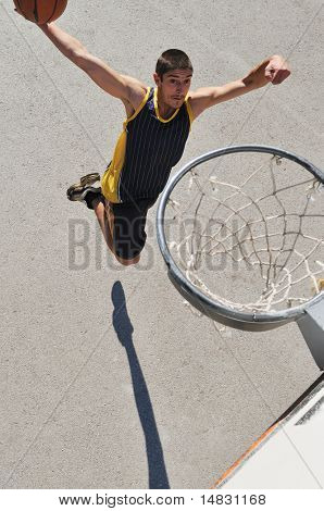 gorup de rapazes que jogar basquete ao ar livre na rua, com longas sombras e bird Ver os psicoló