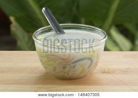 Lod Chong / rice noodles made from rice eaten Pandan with coconut milk / Traditional thai dessert