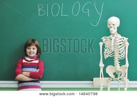 메모와 함께 생물학과 해부학 수업 학습 학교 classrom에서 행복 한 아이 들 그룹 