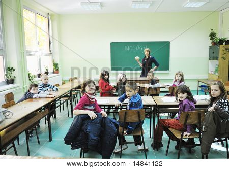 메모와 함께 생물학과 해부학 수업 학습 학교 classrom에서 행복 한 아이 들 그룹 