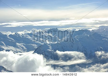 Góra śniegu świeżego zachód słońca w ośrodku narciarskim w Francja val thorens