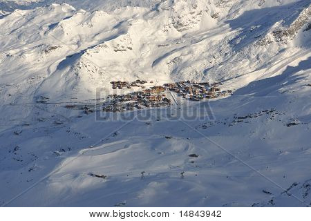 Góra śniegu świeżego zachód słońca w ośrodku narciarskim w Francja val thorens