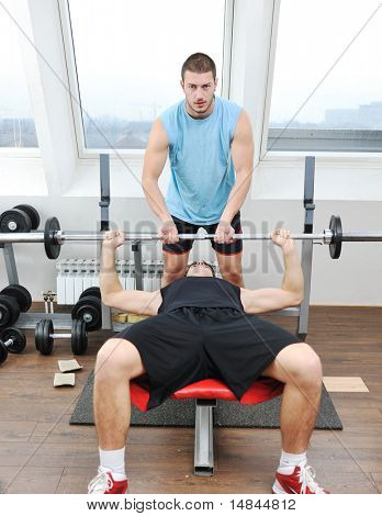 nuori mies fintess sport club liikunnan withweights ja rentouttava