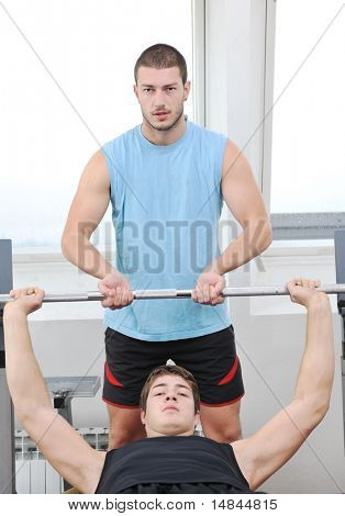 nuori mies fintess sport club liikunnan withweights ja rentouttava