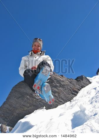 Donna su una roccia con Skiwears