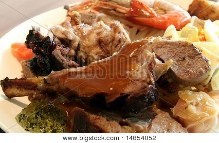 Agnello arrosto con insalata e gamberi interi