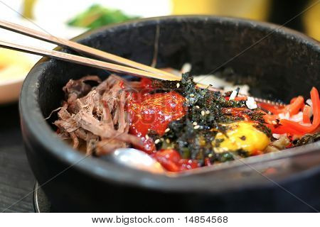 Tradycyjne dania kuchni koreańskiej bimbimbap danie z ryżem mieszanym