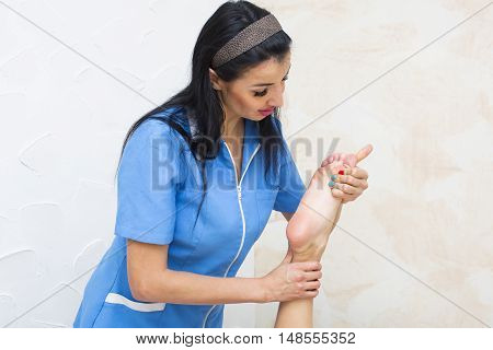 The process of foot massage treatments in the beauty salon