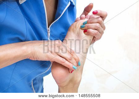 The process of foot massage treatments in the beauty salon