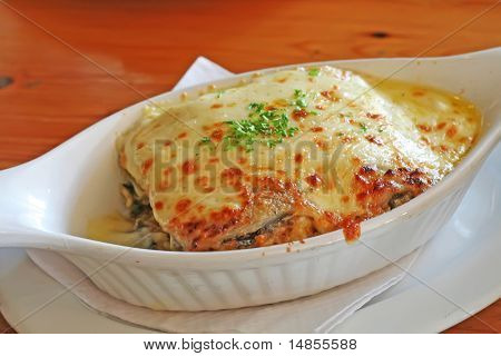 Lasagne v pekáčku italskou kuchyni strouhaným sýrem