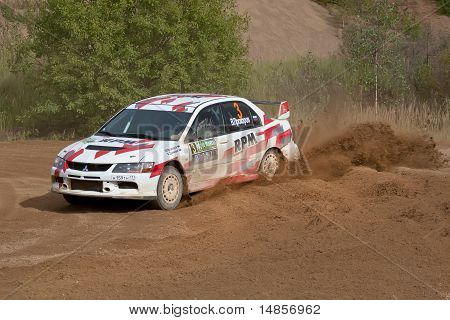 Rostov, Rússia - 05 de setembro: Uriy Volkov dirige carros de Subaru Impreza durante Rostov Velikiy Rússia