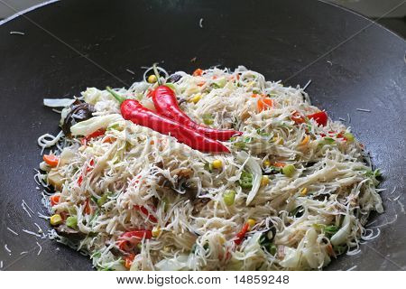 Asiatiske stegte nudler tilberedt i wok med chillis