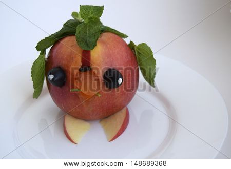 The bird, is made of apple, leaves of mint and gummies. Ridiculous food for good mood.