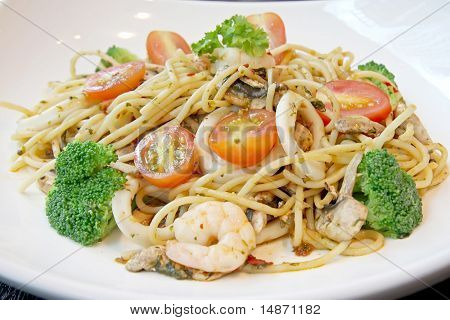 Meeresfrüchte Nudeln mit Garnelen und Champignons auf weißen Teller