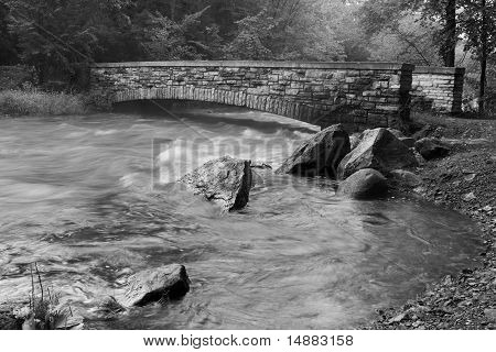 Creek och Bridge i svart och vitt