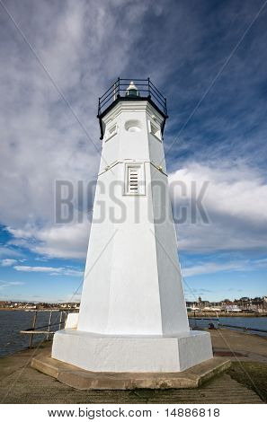 Faro di Anstruther con nuvole drammatici