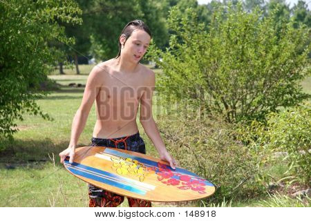 Muž Teen Skimboard