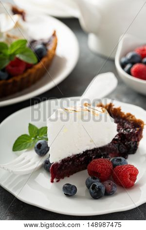 Berry tart with graham crackers and toasted meringue