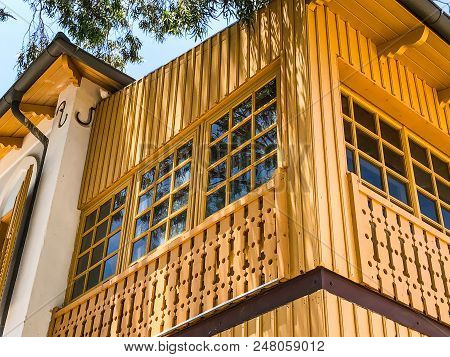 Rishon Le Zion, Israel -  June 18, 2018: Private Modern Houses On The Streets In Rishon Le Zion, Isr