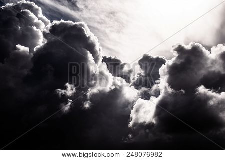 Imponentes Nubes A Contraluz Nos Enseñan Una Bonita Muestra De Alto Contraste Monocromático