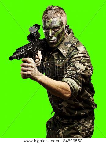 Porträt des Soldaten mit Gewehr vor einem abnehmbare Chroma Key Hintergrund mit dem Ziel