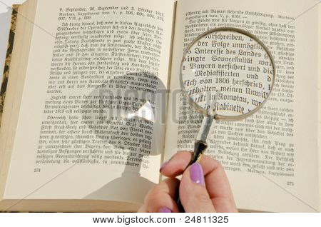 Mano donna ingrandimento sopra la pagina del libro in tedesco.