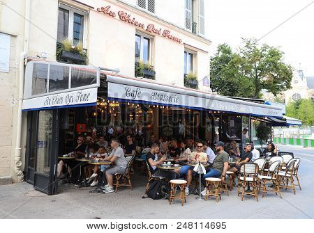 Paris, France-june 26, 2018 : Located In The Heart Of The Historic District Of Les Halles , Au Chien
