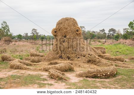 Nadun,maha Sarakham,thailand  - March 9, 2018: Show Idea Straw Puppet Festival In Nadun,maha Sarakha