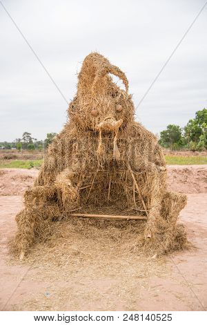 Nadun,maha Sarakham,thailand  - March 9, 2018: Show Idea Straw Puppet Festival In Nadun,maha Sarakha