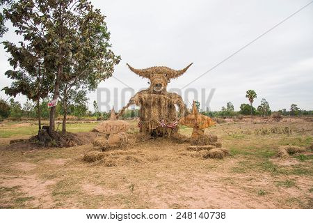 Nadun,maha Sarakham,thailand  - March 9, 2018: Show Idea Straw Puppet Festival In Nadun,maha Sarakha