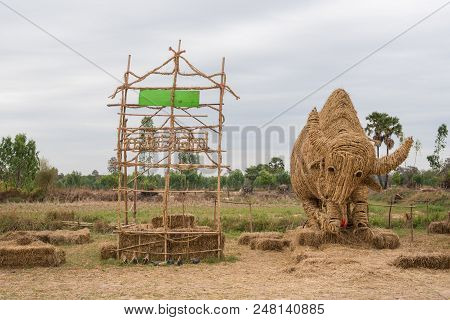 Nadun,maha Sarakham,thailand  - March 9, 2018: Show Idea Straw Puppet Festival In Nadun,maha Sarakha