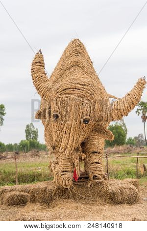 Nadun,maha Sarakham,thailand  - March 9, 2018: Show Idea Straw Puppet Festival In Nadun,maha Sarakha