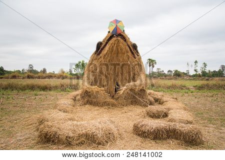 Nadun,maha Sarakham,thailand  - March 9, 2018: Show Idea Straw Puppet Festival In Nadun,maha Sarakha