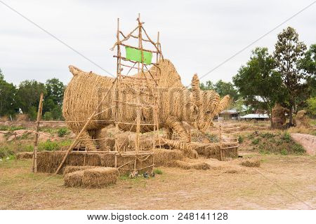 Nadun,maha Sarakham,thailand  - March 9, 2018: Show Idea Straw Puppet Festival In Nadun,maha Sarakha