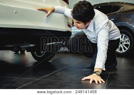 This Career Saleman Inspection Suspension Car Or Under The Car To Test The Quality For Customer Meta