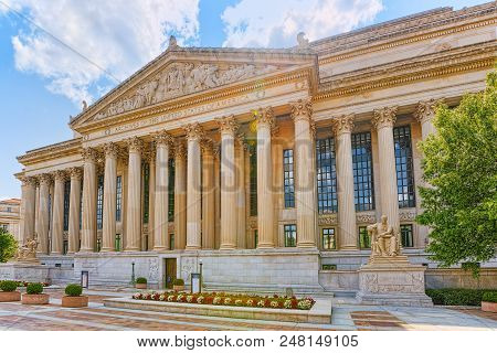 Washington, Usa,  National Archives Building. Downtown District.