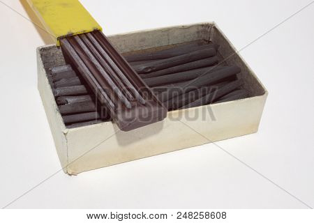 Graphite Drawing Set Soft And Hard Equipment: Cases With Modern Monolith Woodless Graphite Pencils A