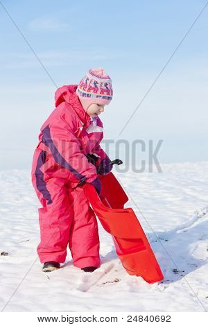 kleines Mädchen mit Bob im Schnee