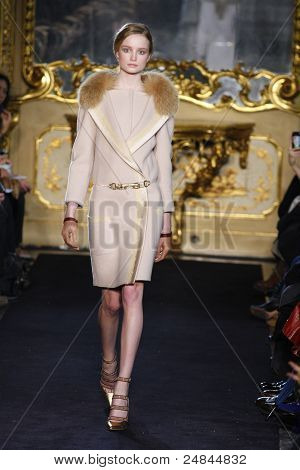 Aquilano Rimondi - pas startowy - kolekcja jesień/zima 2011 - Milan Fashion Week