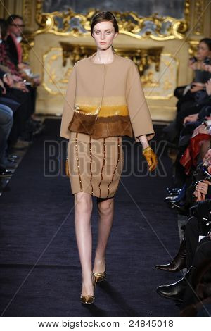 Aquilano Rimondi - pas startowy - kolekcja jesień/zima 2011 - Milan Fashion Week