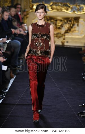 Aquilano Rimondi - pas startowy - kolekcja jesień/zima 2011 - Milan Fashion Week