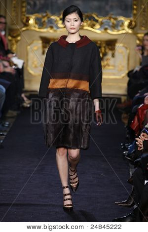 Aquilano Rimondi - pas startowy - kolekcja jesień/zima 2011 - Milan Fashion Week