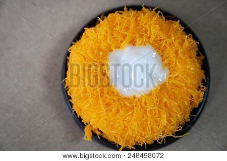 Close Up Selective Focus Piece Of  Gold Egg Yolk Thread Cake , Or   Cake Foi Tong Thai Pandan Cake  