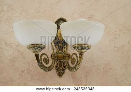 Elegant Vintage Wall Lamp With Bronze Or Brass Finish.
