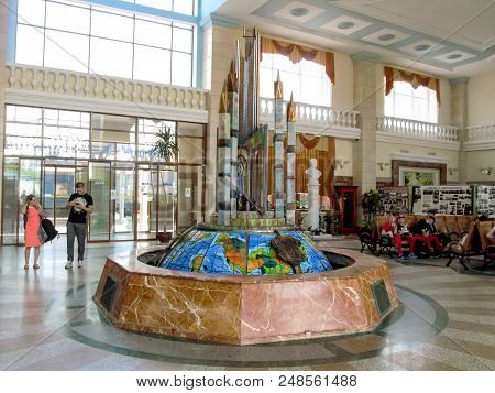 Ukraine, Uzhhorod - April 30, 2018: Fountain In The Grand Hall Of The  Railway Station. A Beautiful 